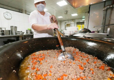 【美豬來襲】政府強制使用國產肉，學校營養午餐恐漲價！