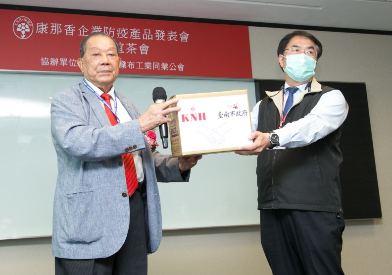 康那香董事長戴榮吉（左）和台南市長黃偉哲。