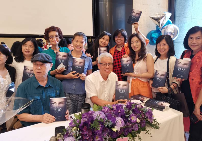 梁德煌（圖中白衣者）新作簽書會，與書友親切互動。