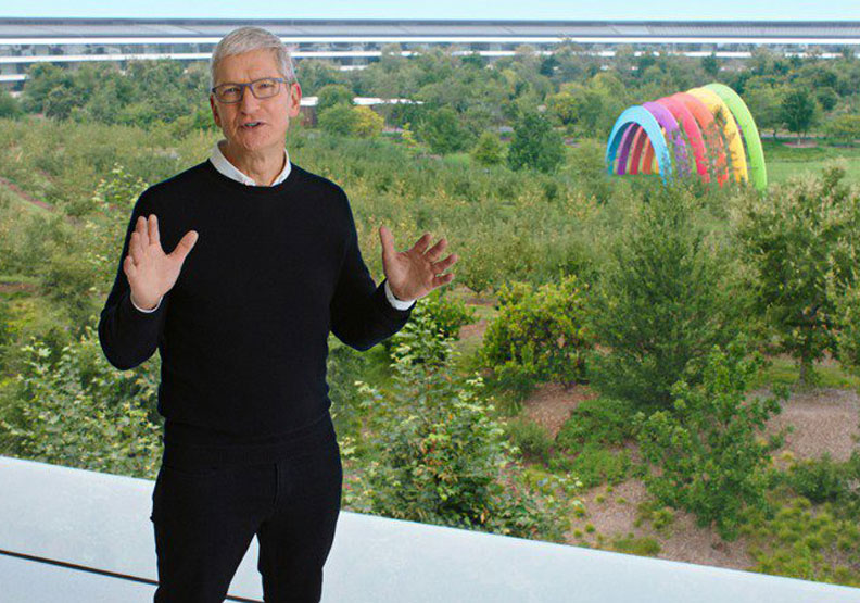 圖／蘋果CEO庫克（Tim Cook）在Apple Park為全球用戶揭曉2020下半年新產品。蘋果提供