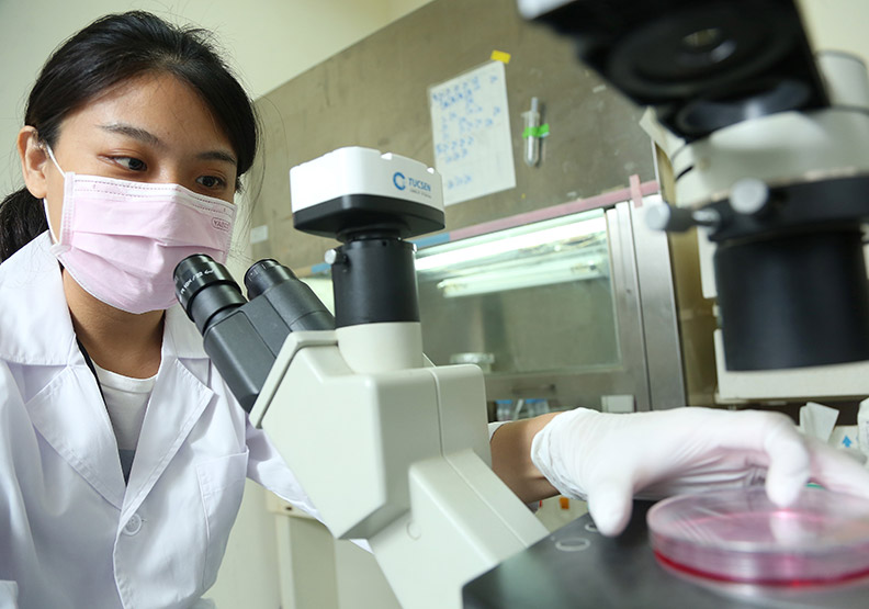 受惠防疫意識提升，疫苗研究、新藥開發等生技醫療產業躍上產業舞台，相關人才更吃香。