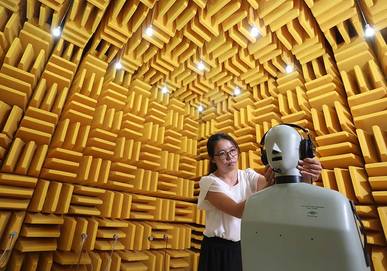 逢甲電聲碩士學位學程與國內音響巨擘美律合作，擁有全台大學最大的電聲實驗室，學生更得動手做出成品才能畢業。