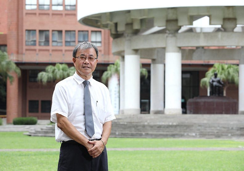 中山大學校長鄭英耀認為，科技再迷人，仍須植入血肉、思想才會動人，因此人文社科學子不必妄自菲薄。