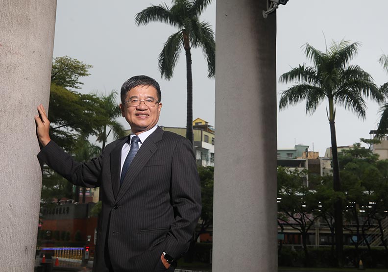高科大校長楊慶煜認為，研究所不要把做研究變成象牙塔，而要連結產業現場問題與學術理論。
