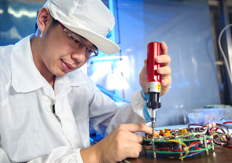數理化學群不只是科學研究的基礎，也講求與實務結合。 