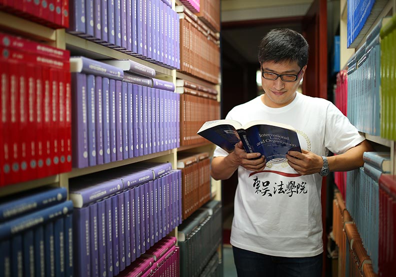 東吳大學法學院人工智能法制研究中心，以大數據、人工智能等新興議題結合傳統法律知識。