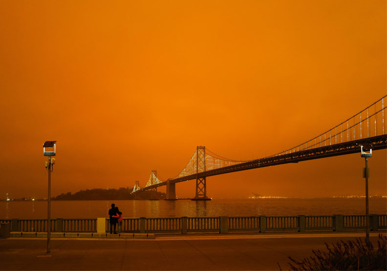 美國舊金山呈現橘紅色天空。Unsplash by MILKOVÍ