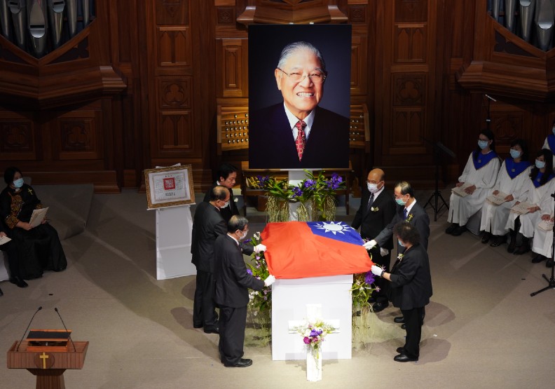 副總統賴清德率五院院長進行慰靈暨覆蓋國旗儀式。中央社提供