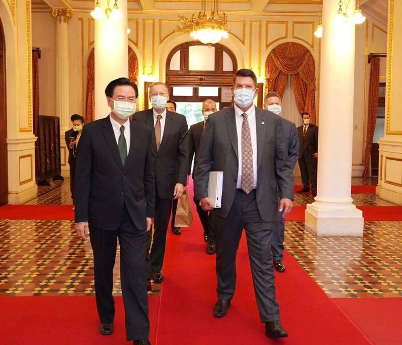 外交部長吳釗燮接待美國國務次卿柯拉克。外交部提供