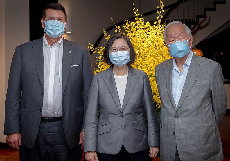 總統蔡英文在官邸宴請美國次卿柯拉克,台積電創辦人張忠謀也現身與會。總統府提供