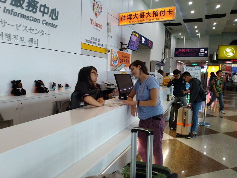 旅服中心主動協調各電信業者,提供外籍旅客可在高雄國際機場入境管制區內購買SIM卡。