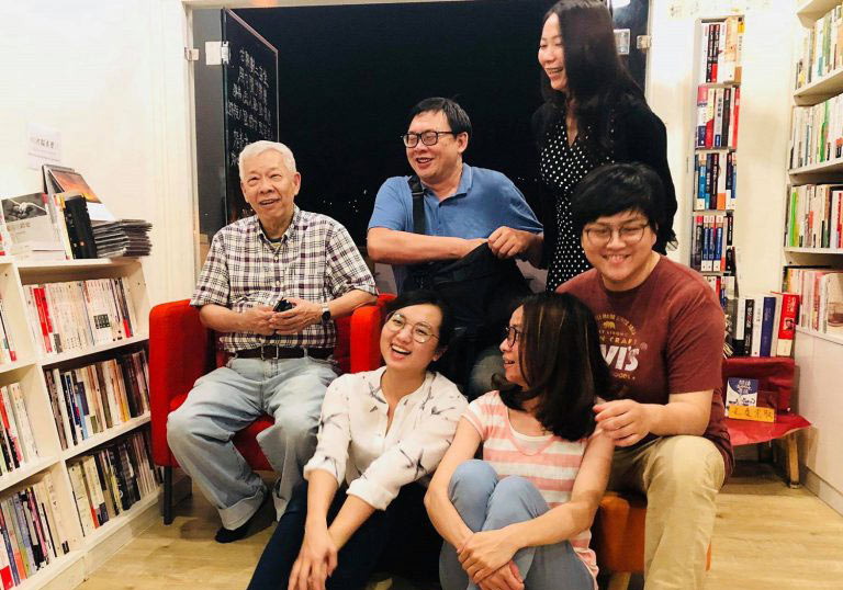 「無論如河」的前身為「有河Book」書店,現任4位負責人與前書店負責人詹正德(後排左二)及受邀的演講者林添貴(後排左一)合影。圖片取自無論如河