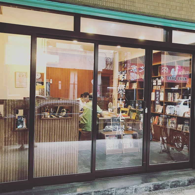 「琴葉古本屋x麻生製本」空間明亮,招喚愛書的人們快快進門找寶物。圖片來源:IG_pingukohara