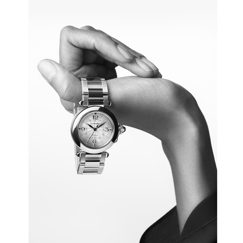 Pasha de Cartier圓中帶方的設計,若隱若現的方形分鐘軌道,加上圓潤飽滿的錶盤,顯得內歛也充滿智慧。