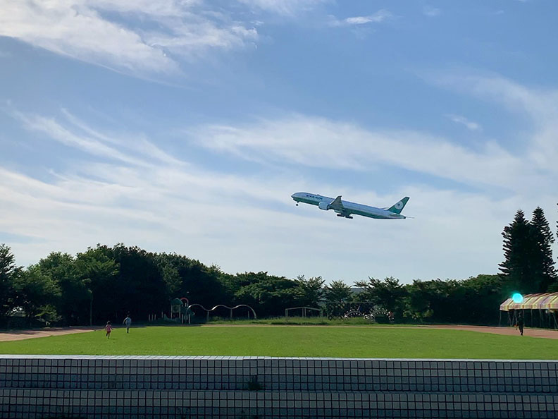陳康國小一離世界最近的小學，整個校園的天空都是飛機飛航路線。