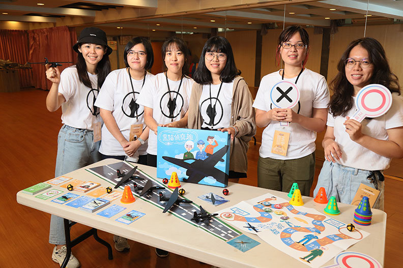 桌遊黑貓偵查趣：透過分組合作的角色扮演大地遊戲。