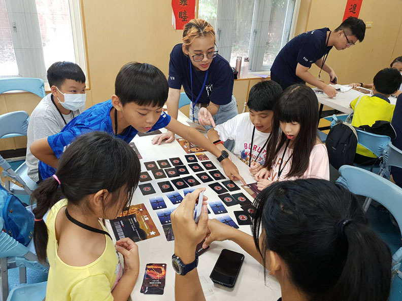 桌遊機密偵查戰：是一款以「黑貓中隊」為主軸的歷史桌遊。