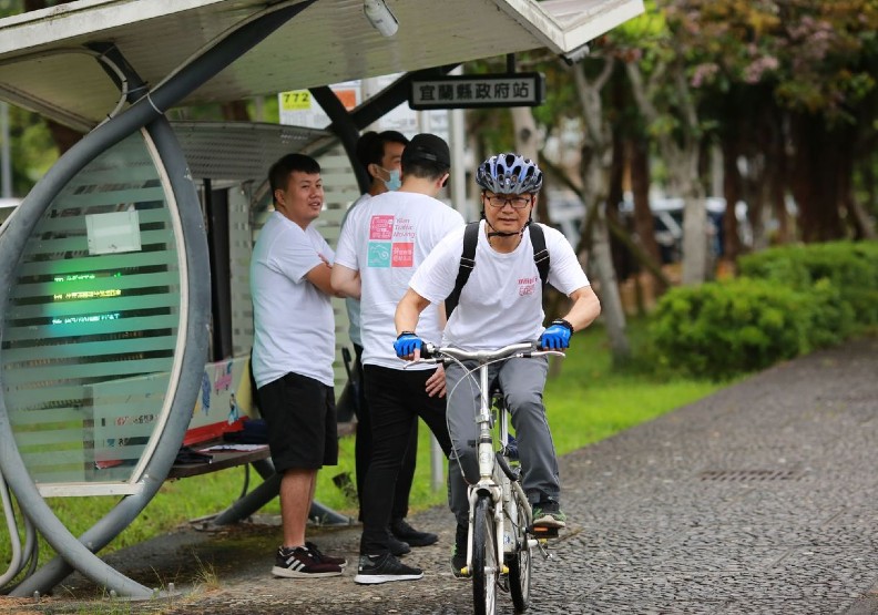 宜蘭縣政府帶頭綠能減碳,今天發動員工騎腳踏車或搭公車上下班,員工們熱烈響應。縣府提供