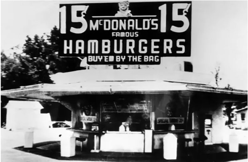 1955年第一間麥當勞餐廳(圖片來源:History.com)