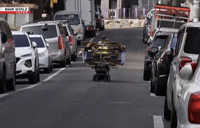 紙箱老人的工作潛藏不少風險,如最常見的車禍。圖片取自 NHK