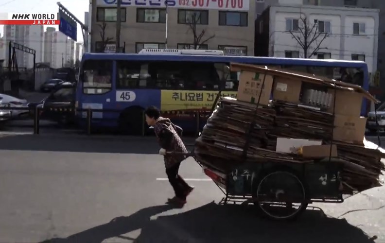 不想加重子女負擔,許多長者只能自己咬牙度日。圖片取自 NHK