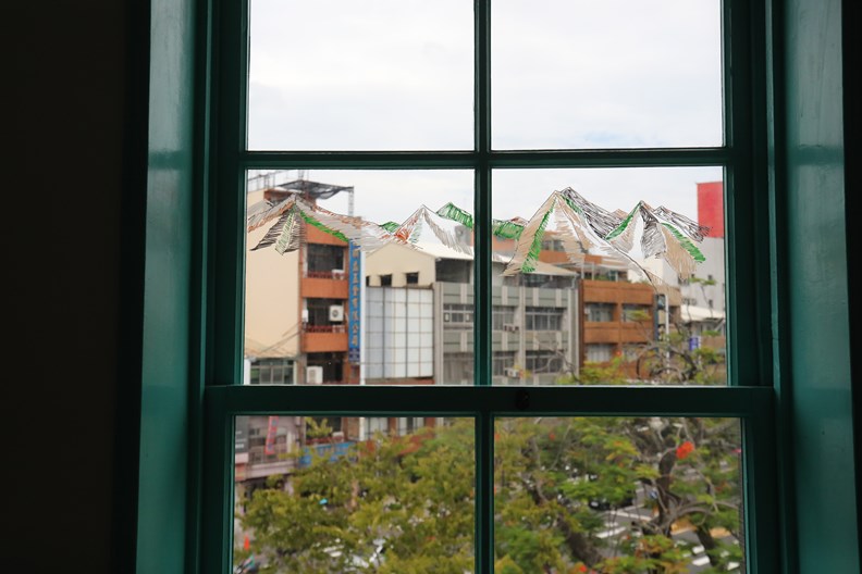 看到了嗎?窗戶上有藝術家結合街景的塗鴉創作。