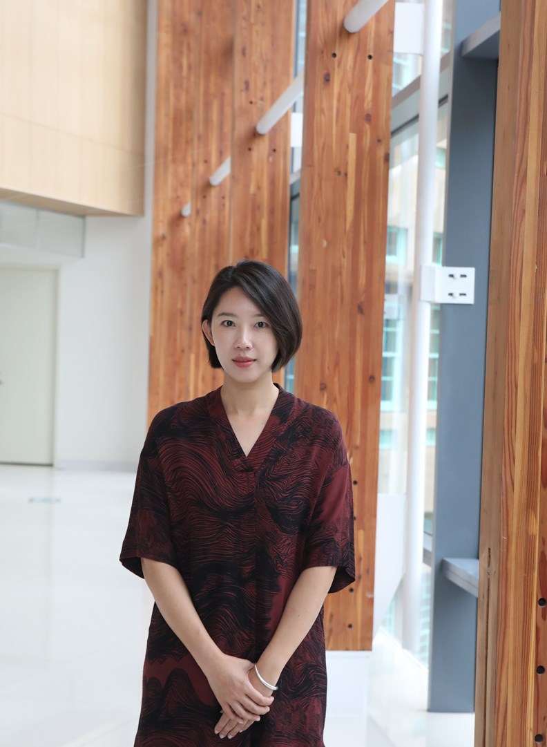 從獨立策展人轉任嘉美館的賴依欣館長。