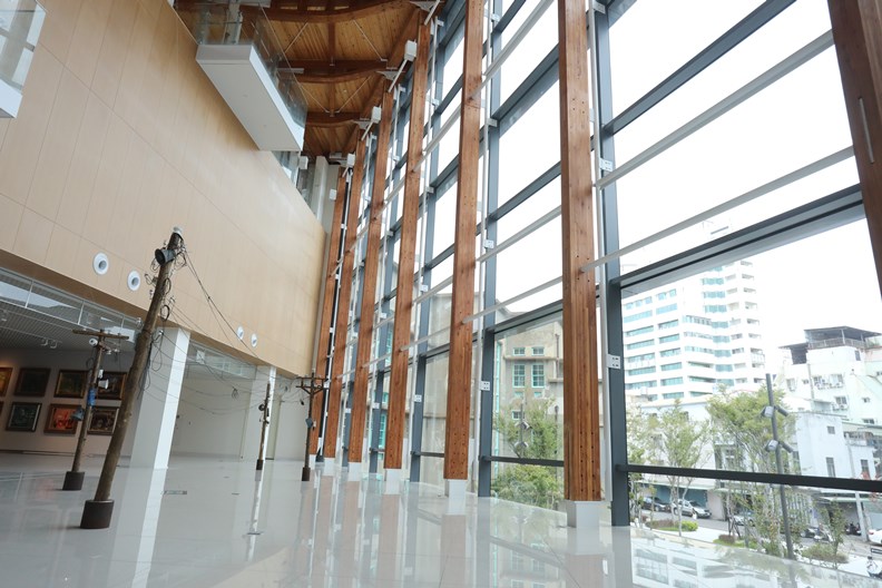 連結三棟老建築的展示廊道,大量引進外部光源。