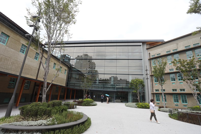 嘉美館把大門改在中庭,彷如社區的共用客廳。