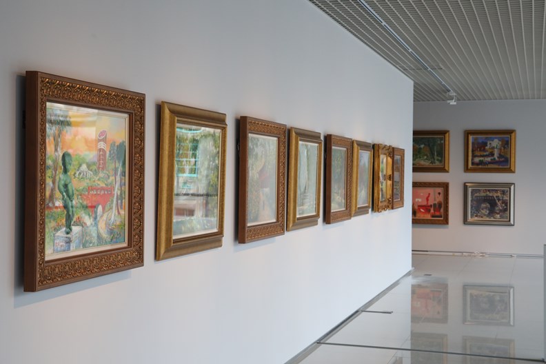 嘉美館內部展示畫作。