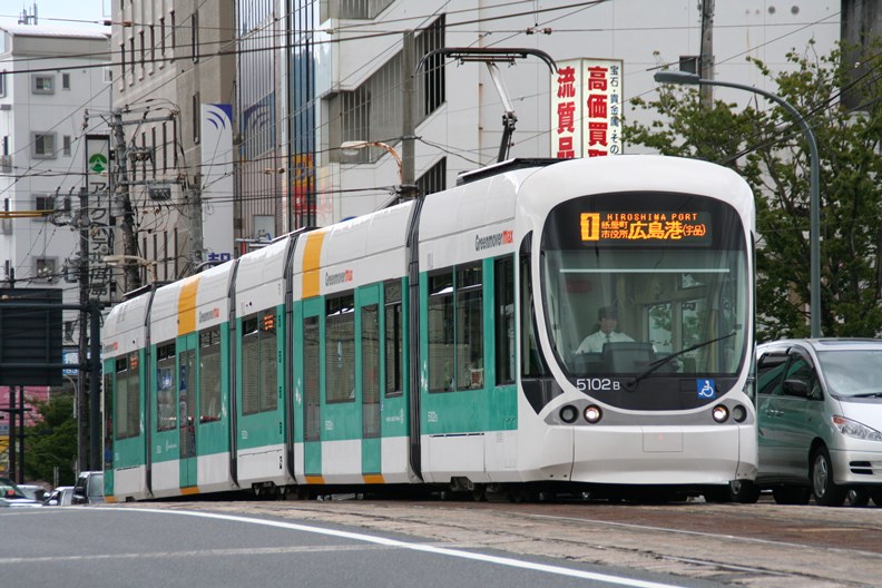 日本廣島的輕軌,兼具市區接駁與近郊聯繫功能。(攝影:鄭羽哲)
