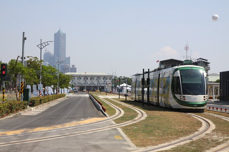 高雄輕軌的規劃偏向休憩功能。(攝影:鄭羽哲)