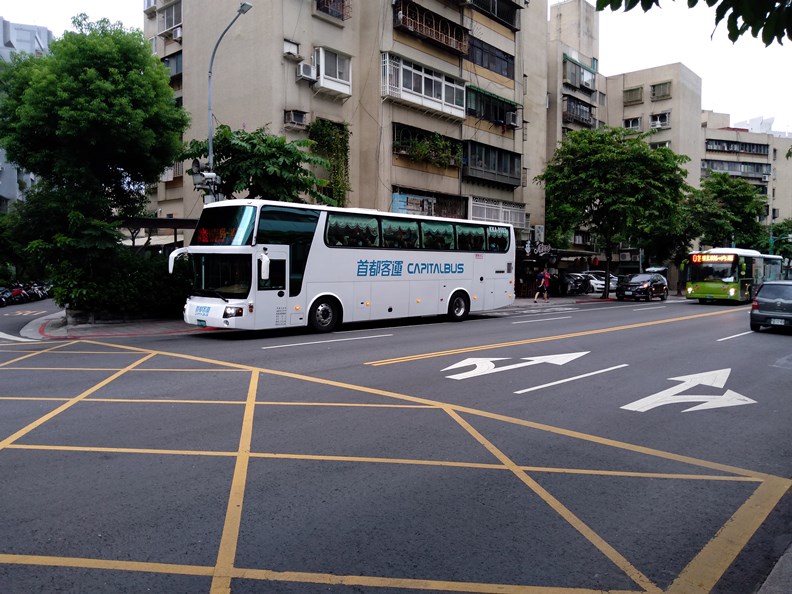 為因應基隆通勤需求,國道客運尖峰時每3分鐘就發出一班車。鄭羽哲攝。
