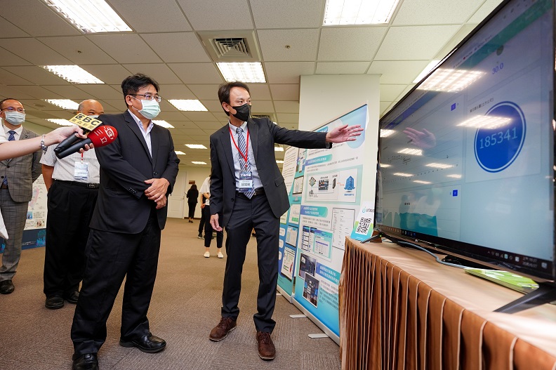 內政部營建署吳欣修署長( 左) 帶領現場來賓瞭解信諾科技協力整合的污水下水道資料整合雲平台。