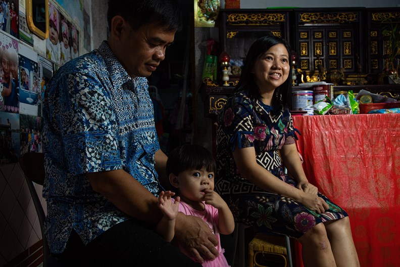 台僑江明秀(右)帶先生回到故鄉金門定居。