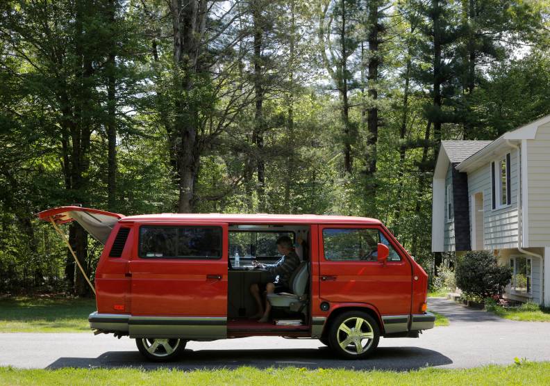 疫情衝擊工作模式,歐美許多上班族開始把大型房車當成行動辦公室。