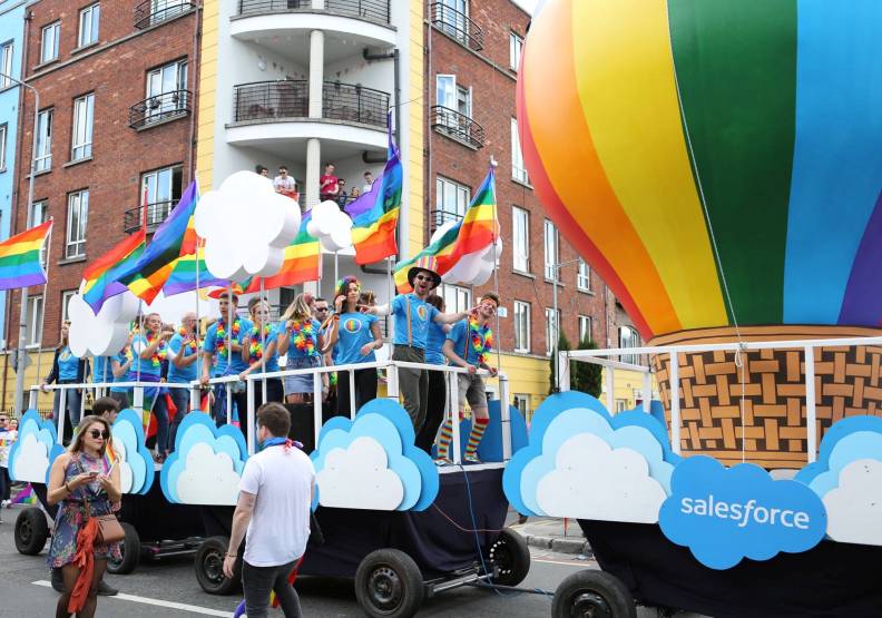 Salesforce將平權價值觀注入企業文化,圖2017年員工參與舊金山同志大遊行。