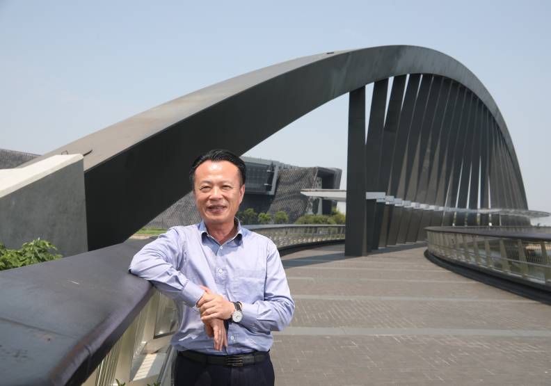 嘉義縣長翁章梁打算爭取更多廠商入駐新工業區，增加就業機會。
