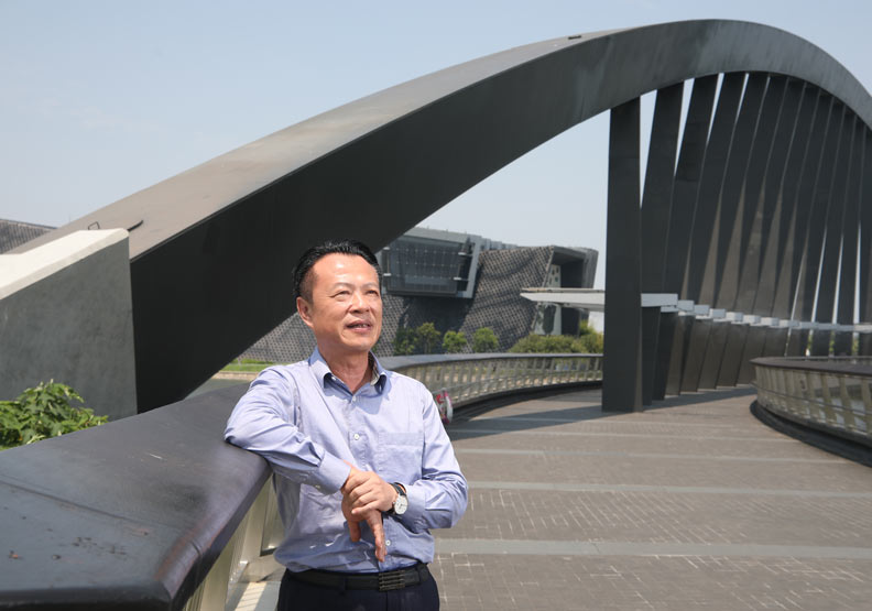 面對嘉義縣長期流失的人口問題,翁章梁試圖替嘉義創造新的就業型態,留住人口。