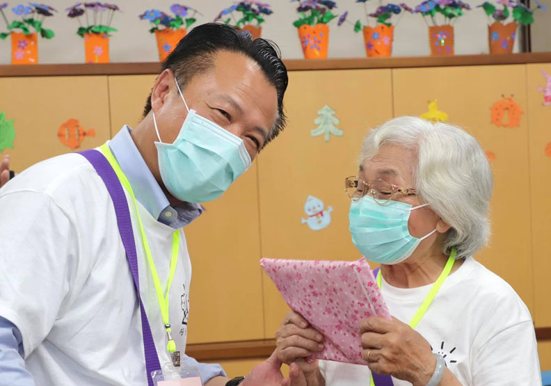 曾任11年嘉義縣社會局長的翁章梁,相當熟悉長照政策。圖片取自翁章梁臉書