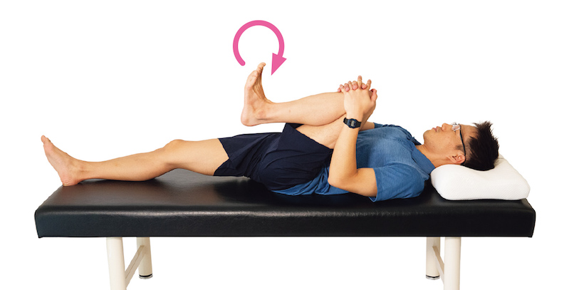 抱住膝蓋,腳踝往左右轉動。