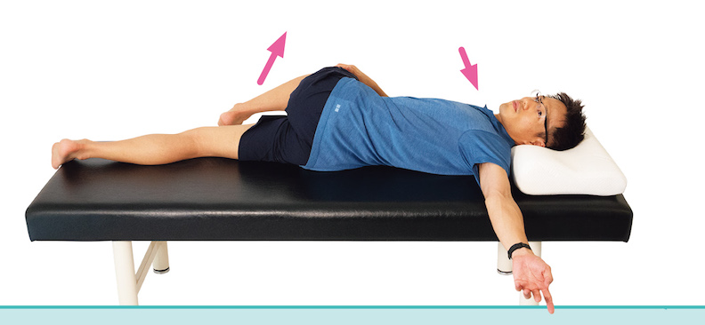 扭轉身體,將手臂伸向另外一側。