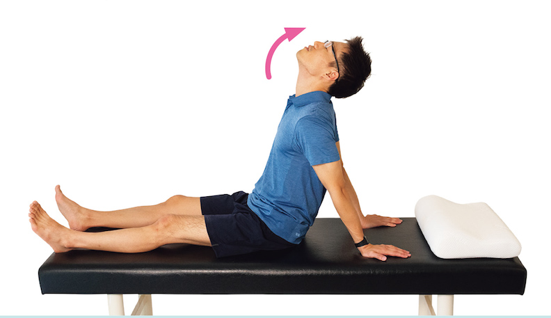 坐起上半身,挺直腰桿,兩手撐在身後,脖子輕輕往後仰。