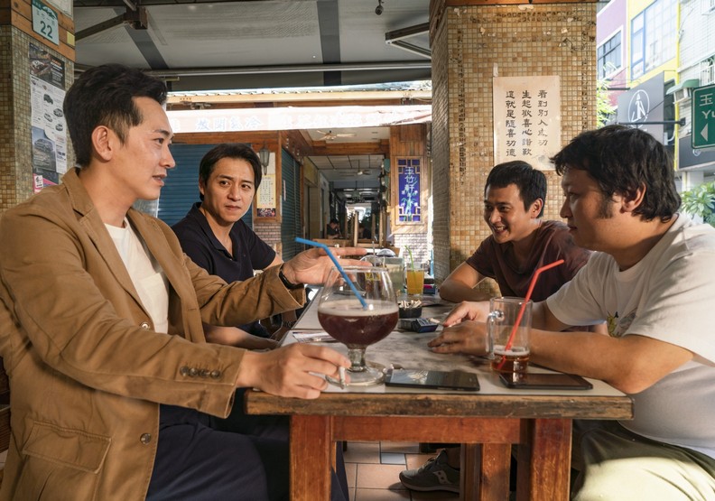 《同學麥娜絲》由施名帥、鄭人碩、劉冠廷、納豆主演