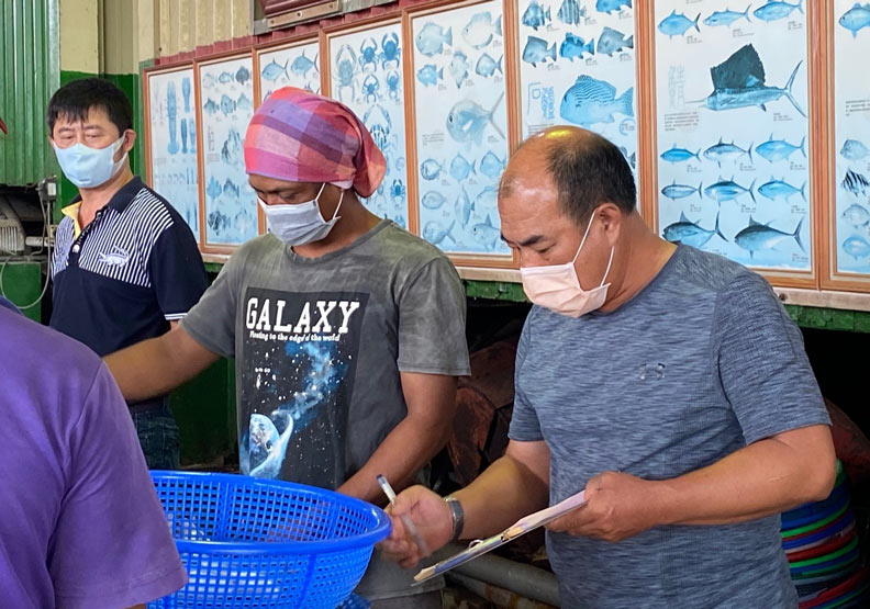 明發定置漁場老闆鄭明發(右一)。