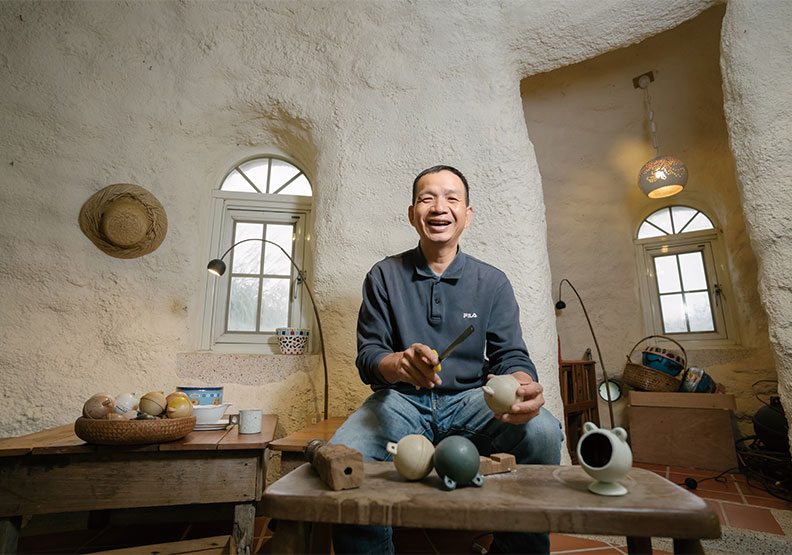 何俊賢親手打造度咕屋，讓他退休生活更具環境教育意義。（影巷26號 攝／50+提供）