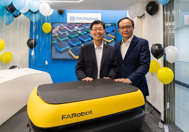 鴻海董事長劉揚偉、凌華董事長劉鈞與移動式機器人「Bumblebee One」合影。