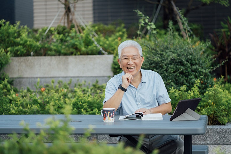 張金鶚家門外有個小露台,他常在此悠閒享用早餐。