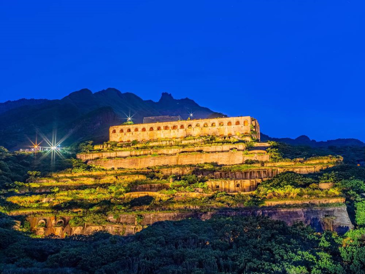 夜晚點亮的十三層遺址。取自:新北市觀光旅遊網