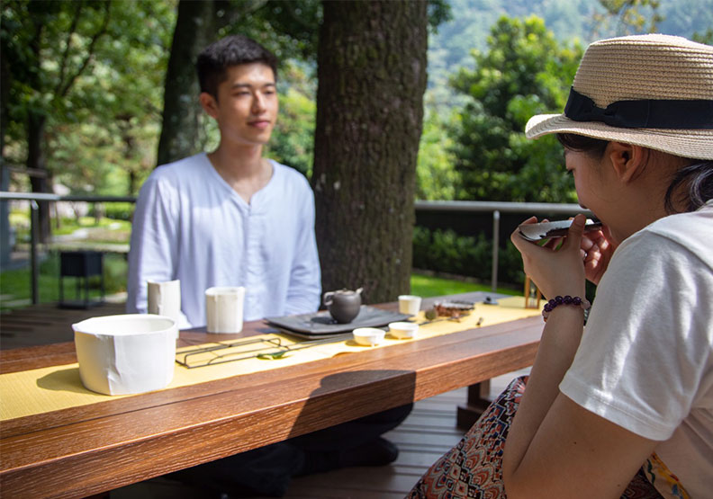 員工化身為茶師，帶領旅客深入品味在地八仙山、梨山茶飲。搭配日式甜點，度過沉澱、舒心的午後時刻。